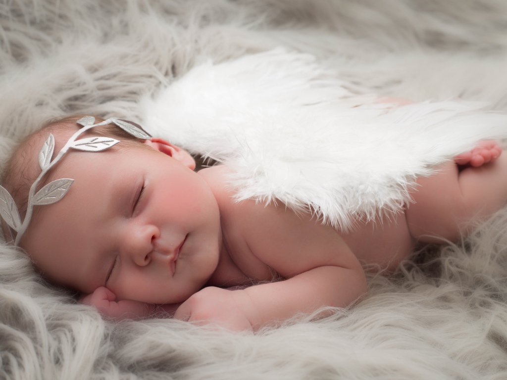 Спящий младенец с крыльями ангела