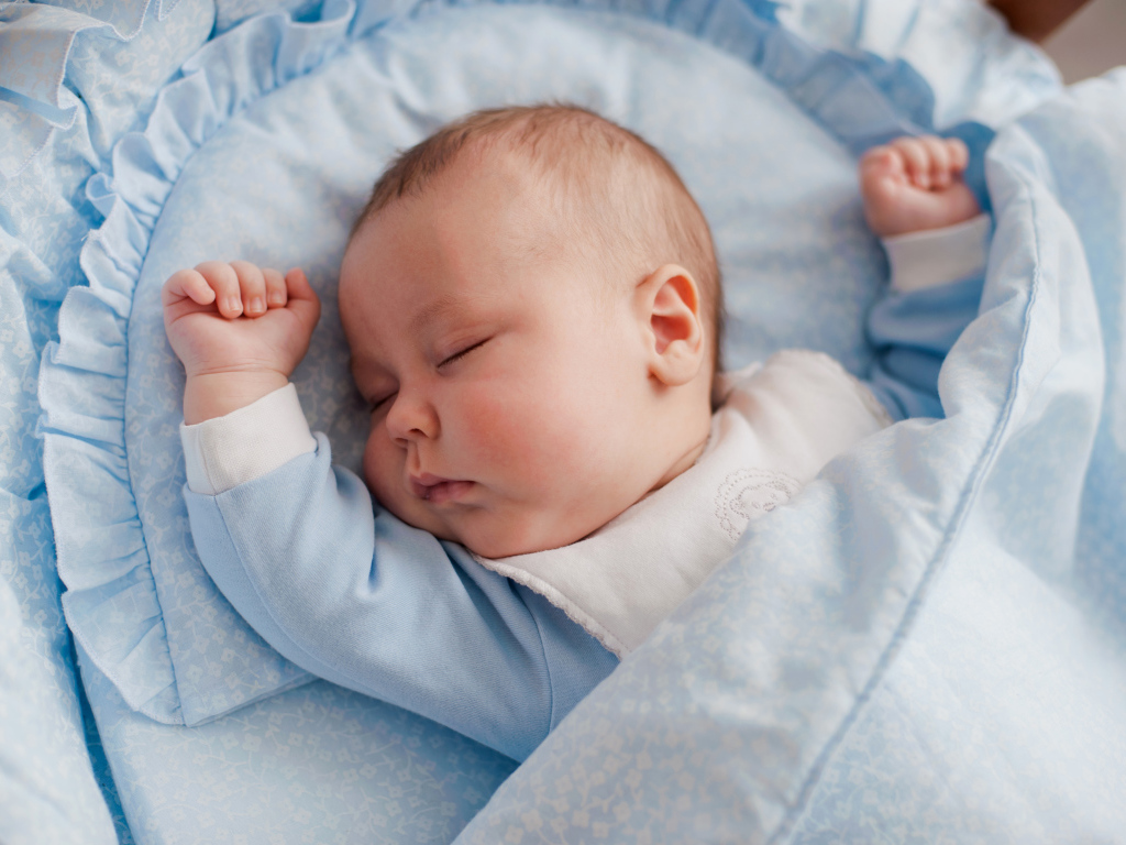 Спящий розовощекий младенец