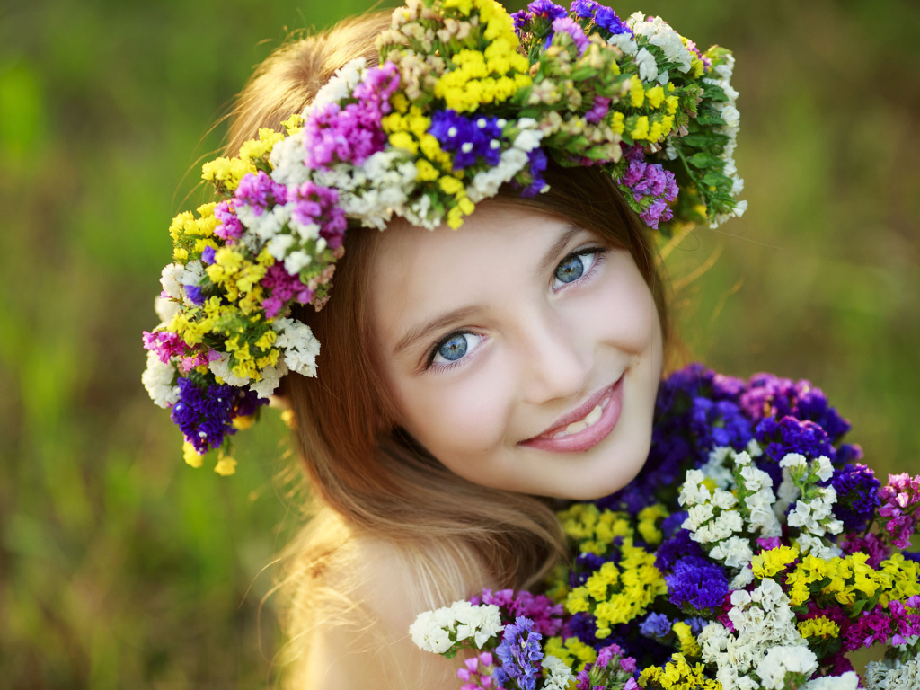 Маленькая голубоглазая девочка с полевыми цветами 