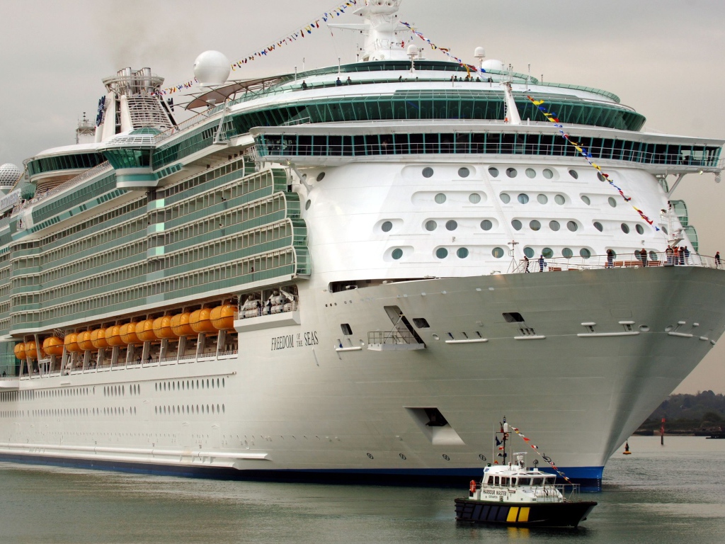 Круизное судно Freedom of the Seas выходит в море