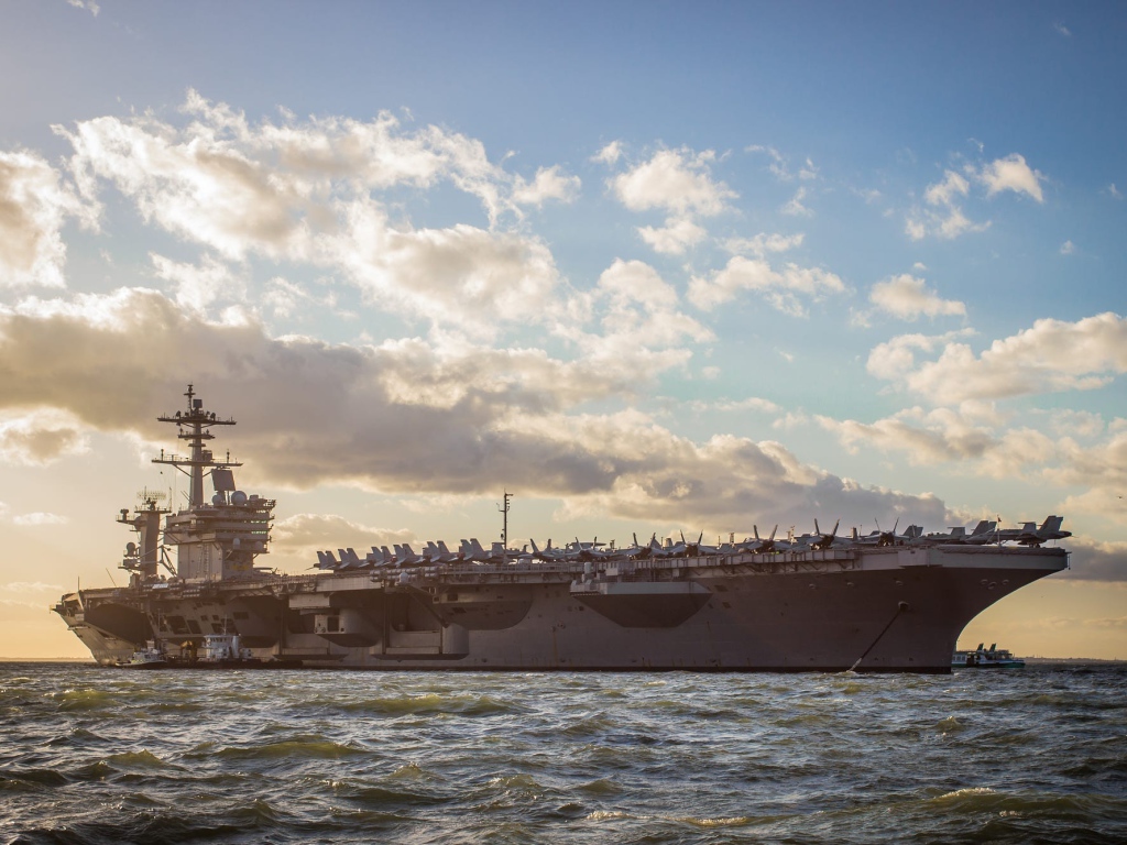 Авианосец USS George H.W. Bush (CVN-77) в океане 