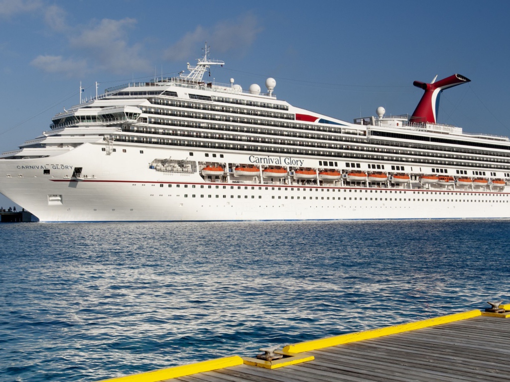 Белое круизное судно Carnival Glory