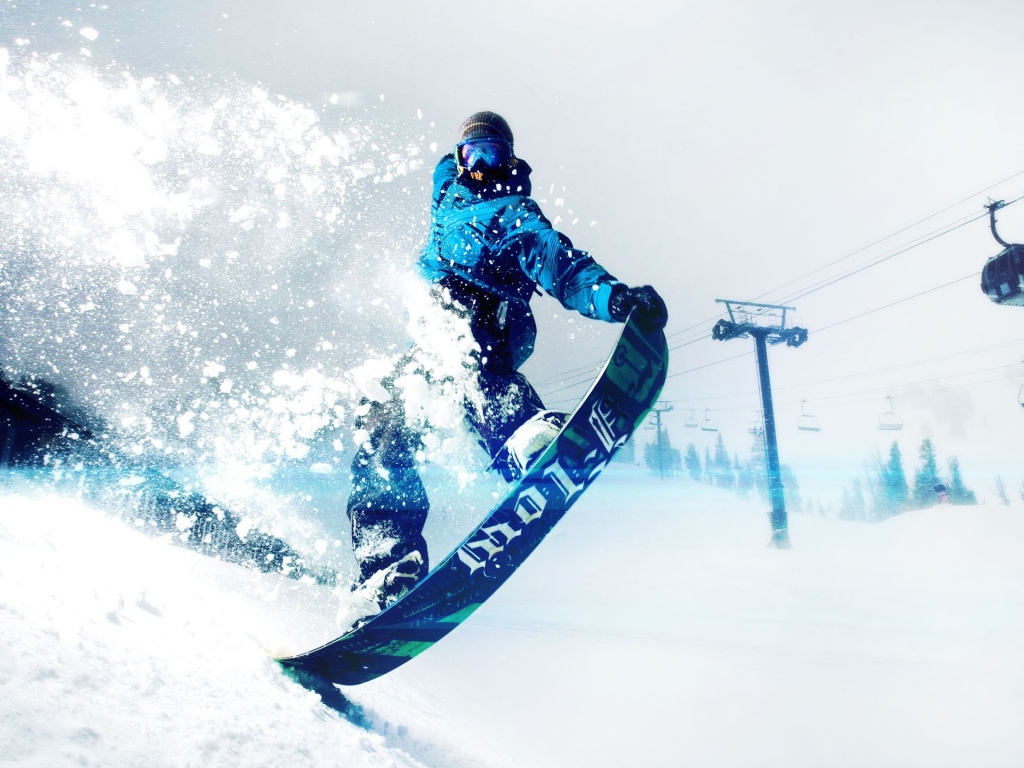 Спортсмен сноубордист на заснеженном склоне горы 