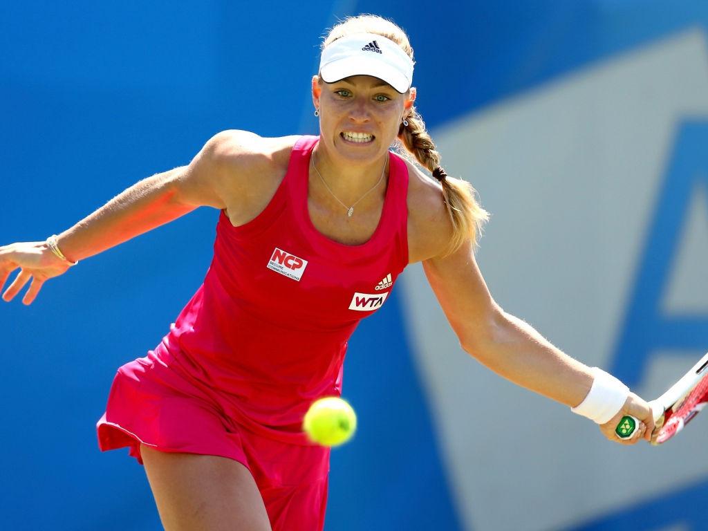 Девушка теннисистка Анжелика Кербер отбивает мяч 