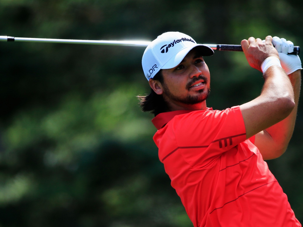 Гольфист Джейсон Дей играет на поле 