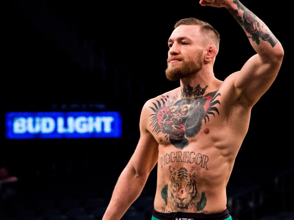 Мастер смешанных боевых искусств Конор Макгрегор радуется победе