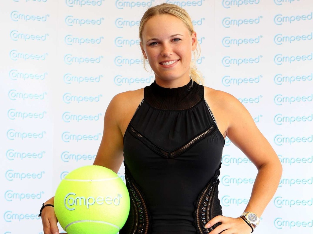 Теннисистка Каролина Возняцки в черном платье 