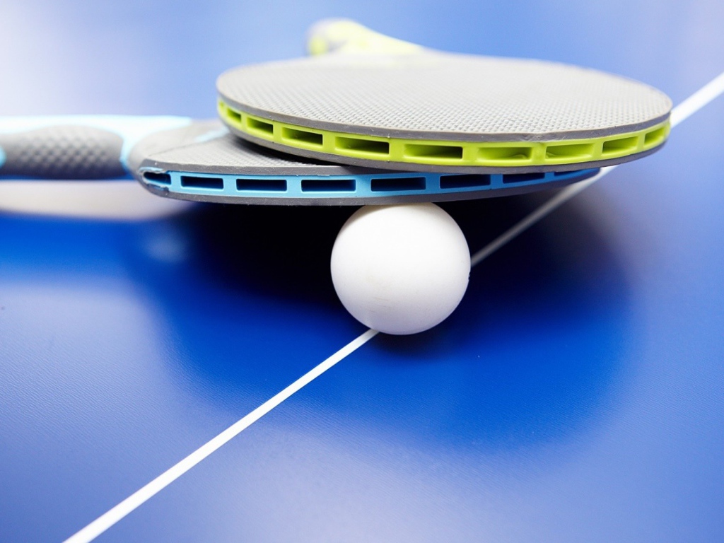 Две ракетки для настольного тенниса и мяч 