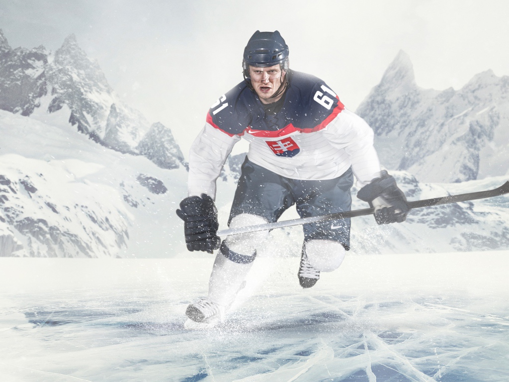 Хоккеист на льду с клюшкой 