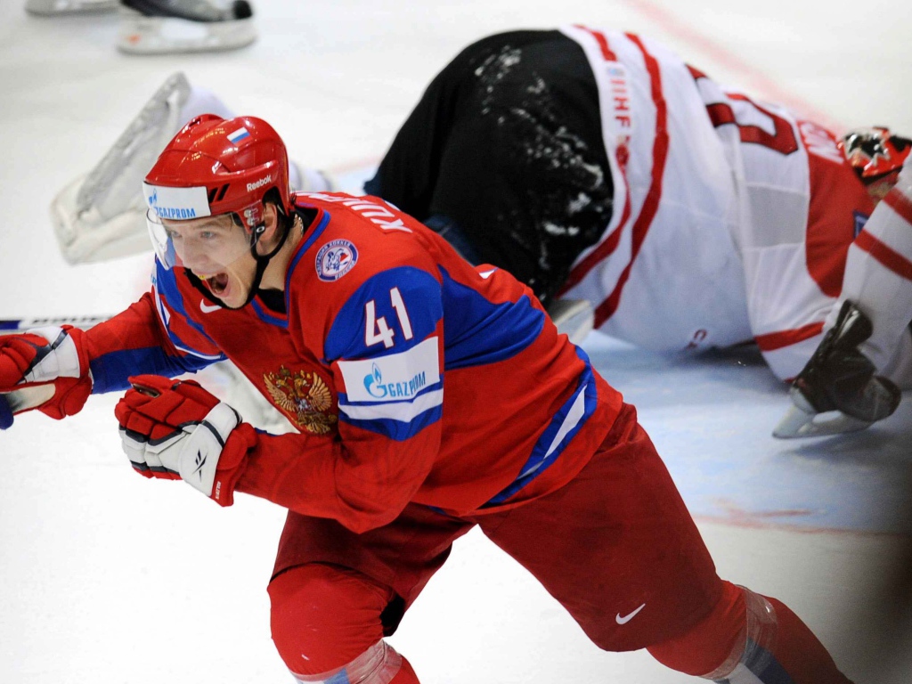 Российский хоккеист радуется победе 