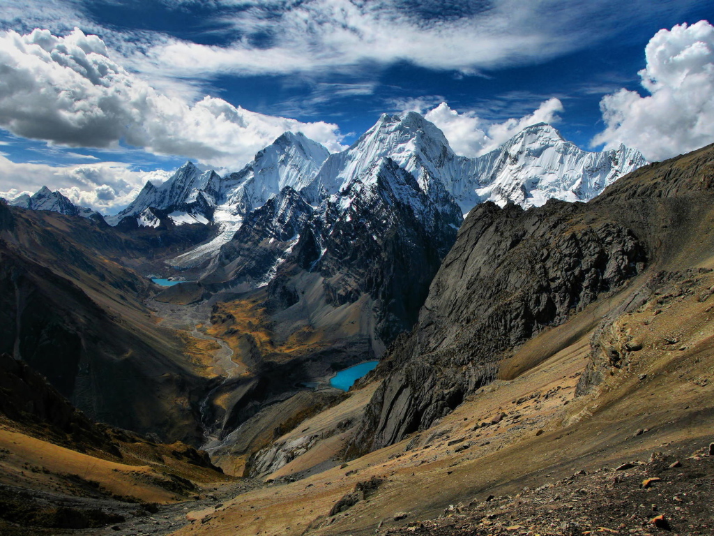 Горы Анды на фоне красивого неба, Чили 