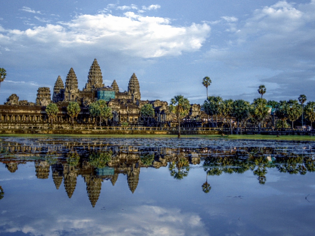 Ангкор Ват отражается в пруду лотосов 