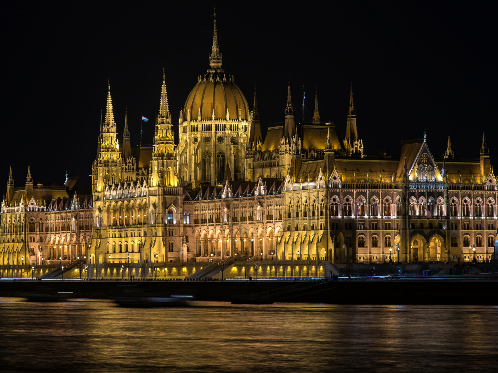 Красивое здание  венгерского парламента у реки ночью, Будапешт. Венгрия 
