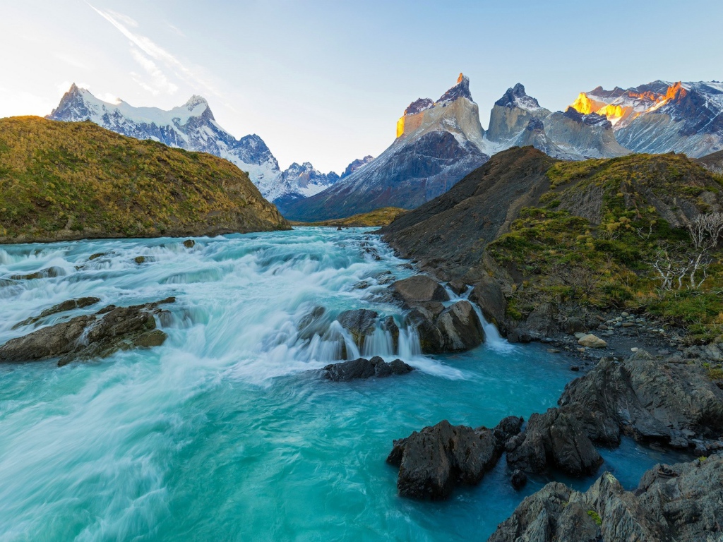 Чистая река в национальном парке Торрес-дель-Пайне, Чили 