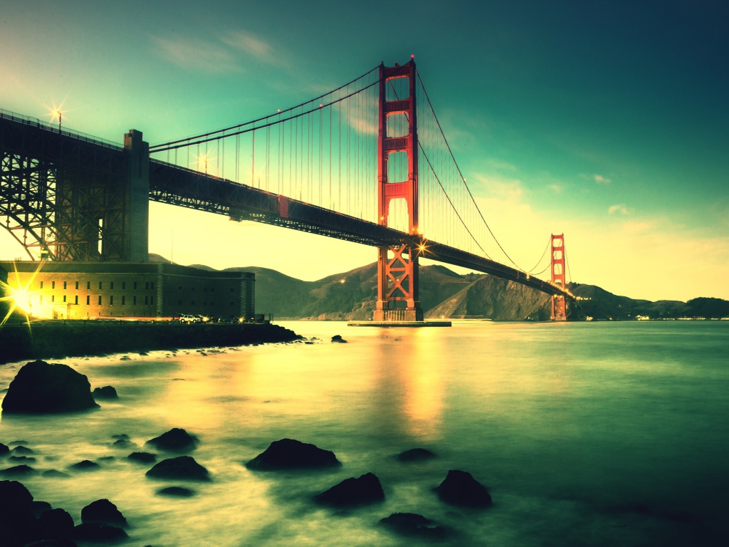 Вечерний мост Золотые Ворота в Сан-Франциско 