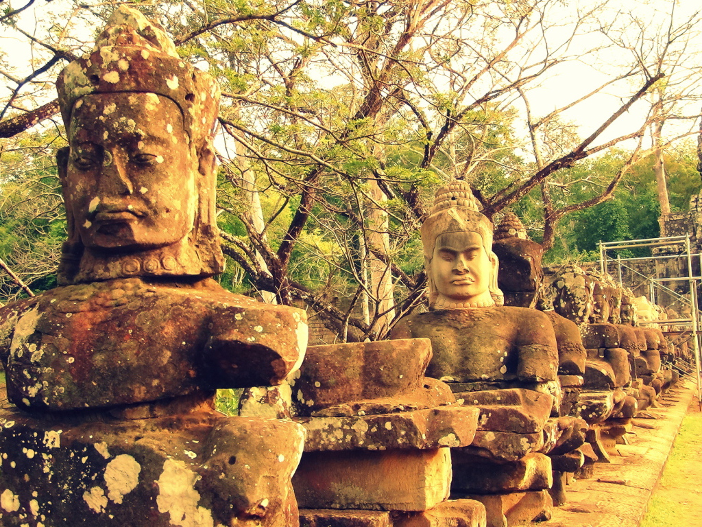 Индуистские статуи у храмового комплекса Ангкор  Ват 