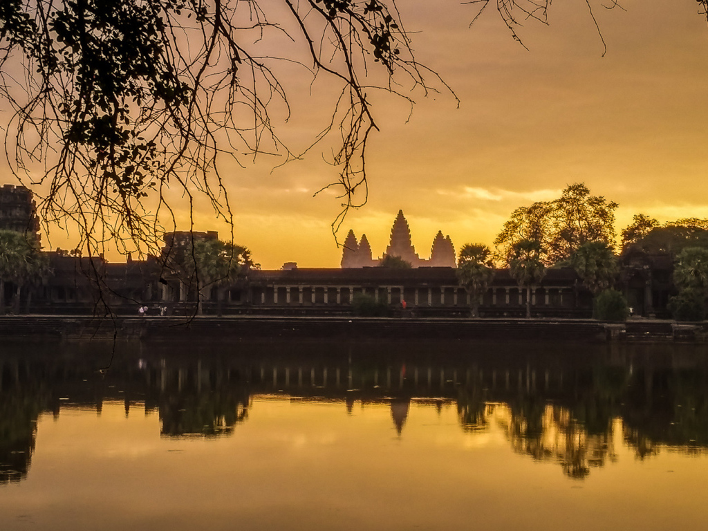 Озеро у стен храмового комплекса Ангкор Ват 