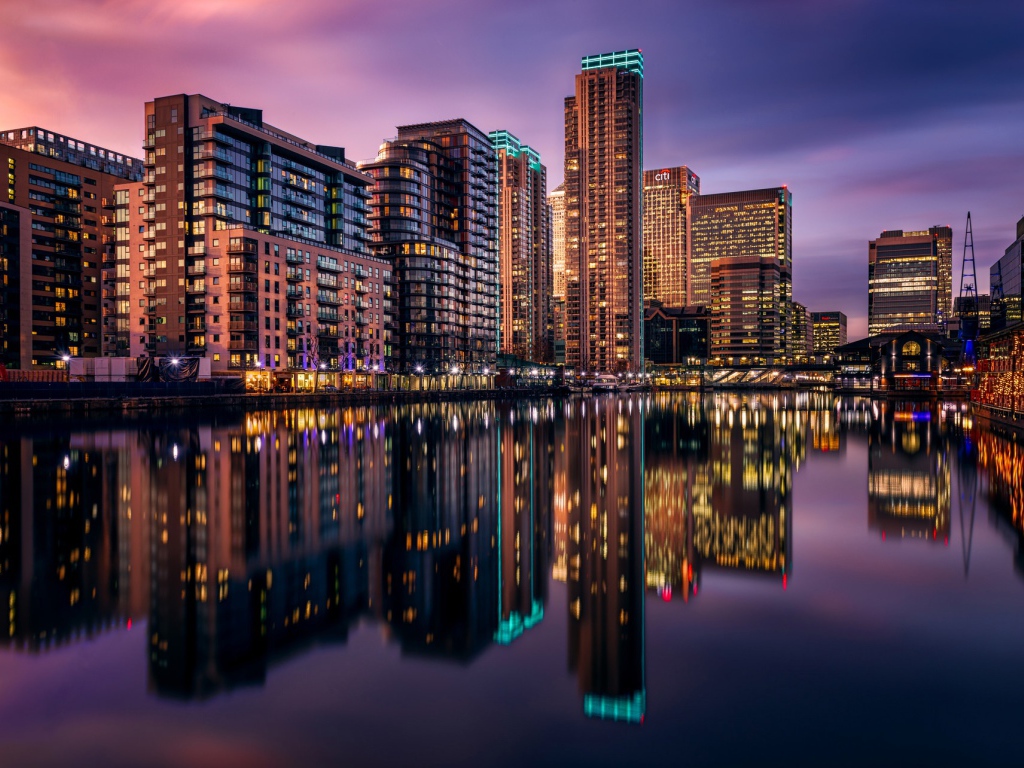 Ночные небоскребы Лондона отражаются в воде,  Великобритания 