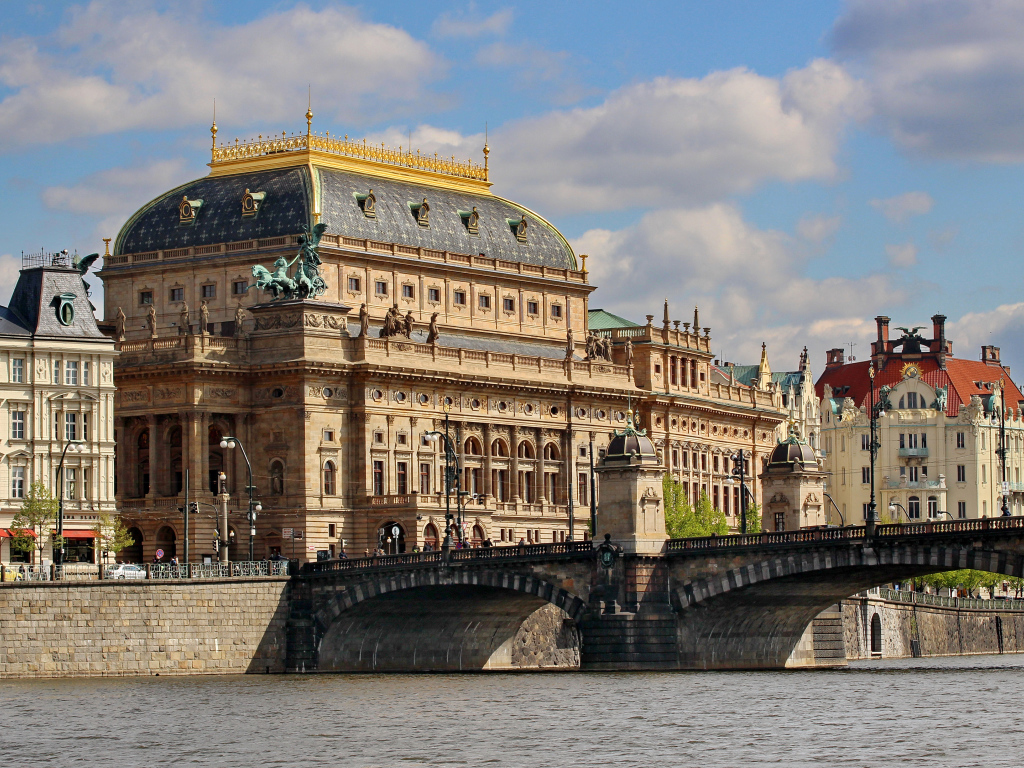 Национальный оперный театр у реки, Прага. Чехия 