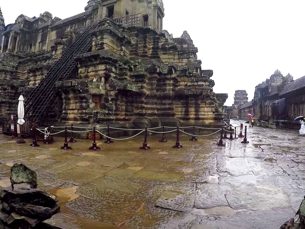 Храмовый комплекс Ангкор Ват Камбоджа после дождя 