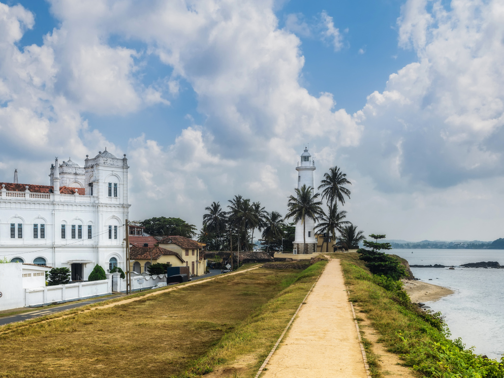 Крепость Galle Fort на побережье под красивым небом с белыми обраками. Шри-Ланка