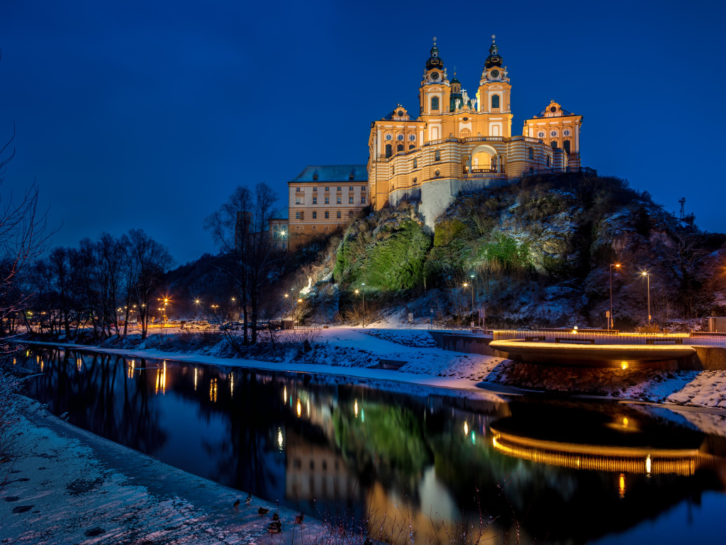 Бенедиктинский монастырь  у реки,  Мельк, Австрия 