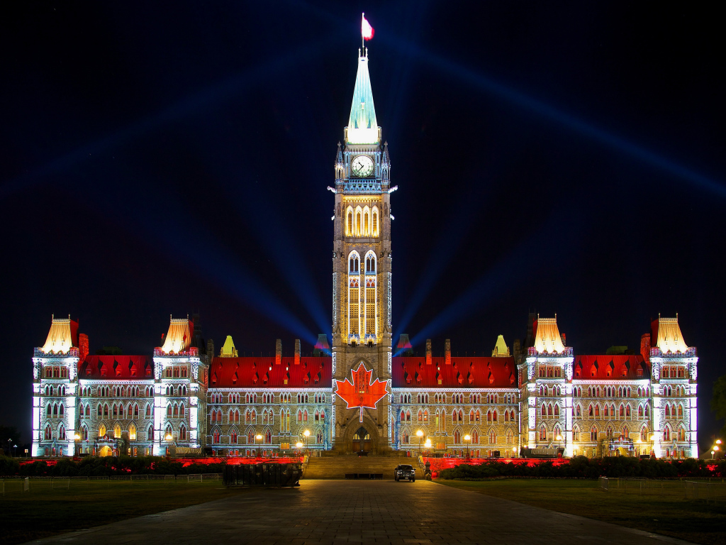 Архитектурный комплекс Парламентский холм в свете ночных фонарей, Канада. 