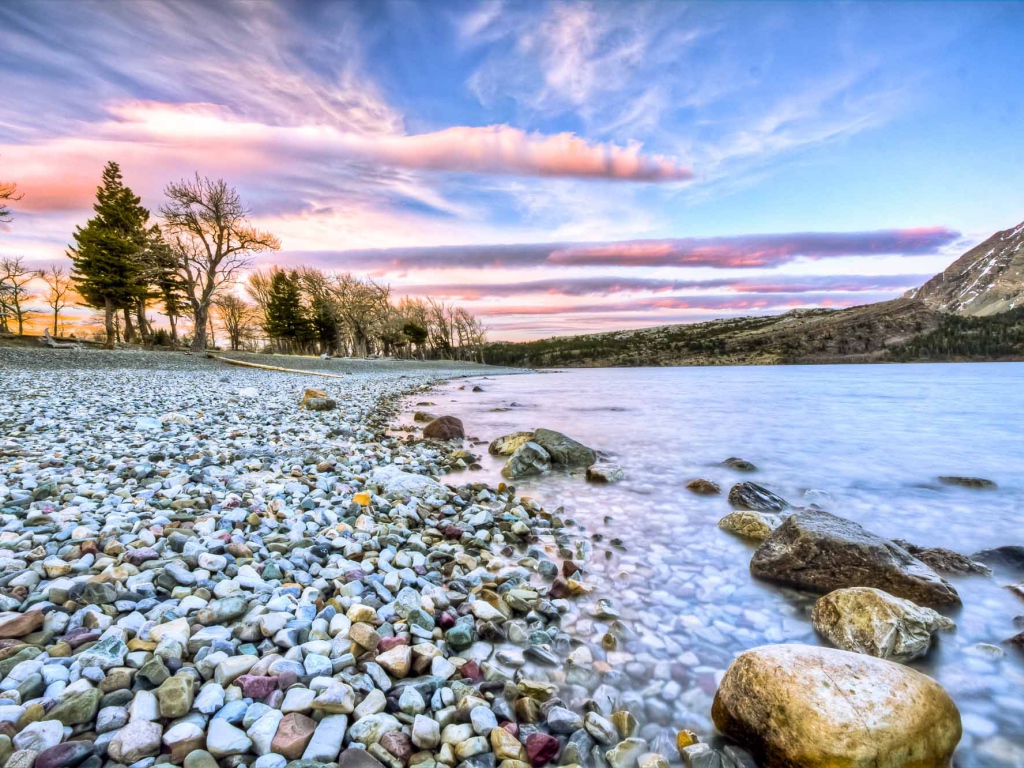 Валуны на берегу озера в национальном парке Уотертон-Лейкс, Канада 