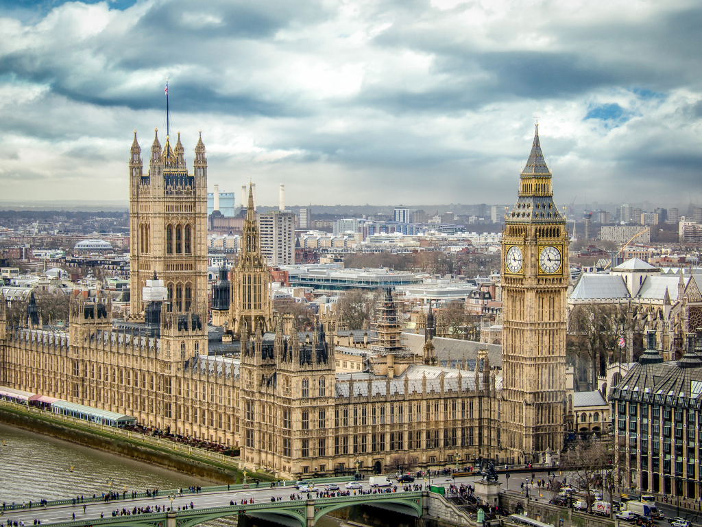 Вестминстерский дворец и Биг Бен на фоне неба, Лондон. Англия 