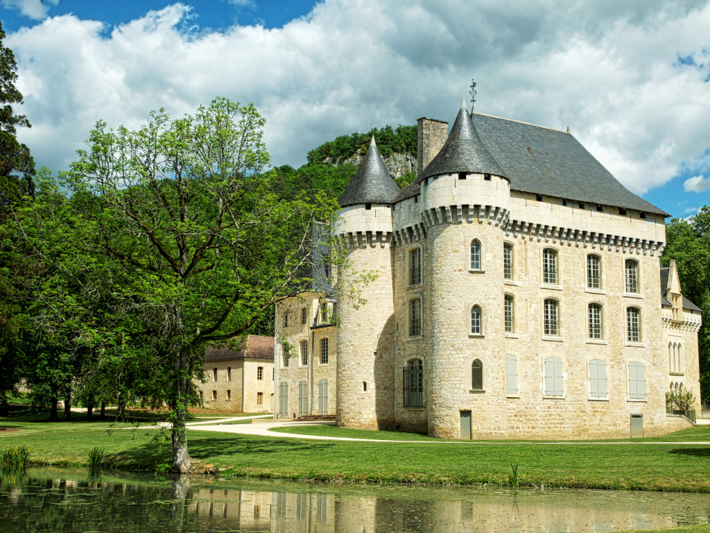 Старинный замок у пруда в зеленом саду, Франция