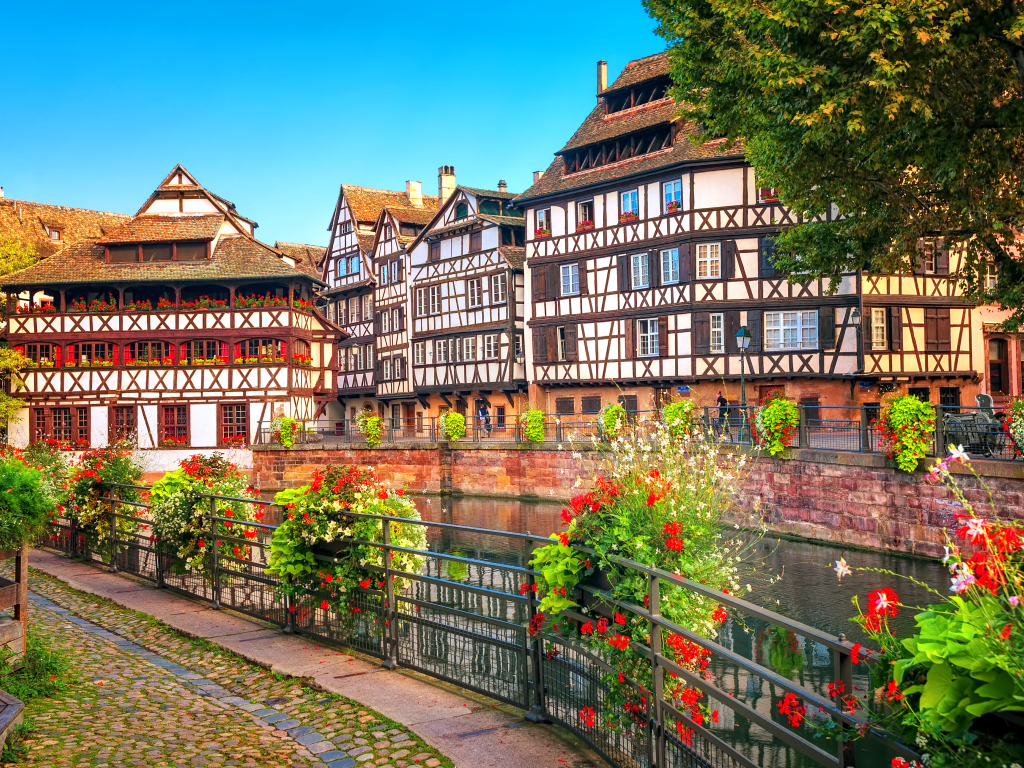 Красивые дома у реки в городе Страсбург, Франция