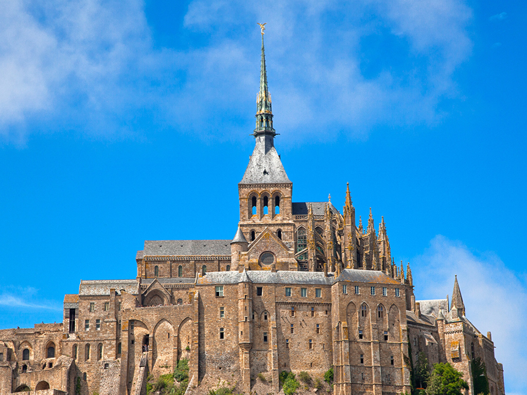 Остров крепость Мон-Сен-Мишель на фоне голубого неба, Франция