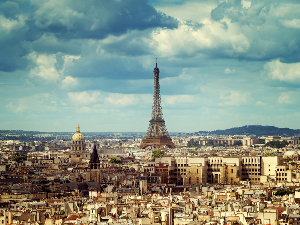 Вид на город Париж и Эйфелеву башню под красивым небом, Франция