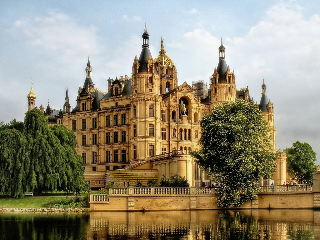 Старинный Шверинский замок у водоема, Шверин, Германия