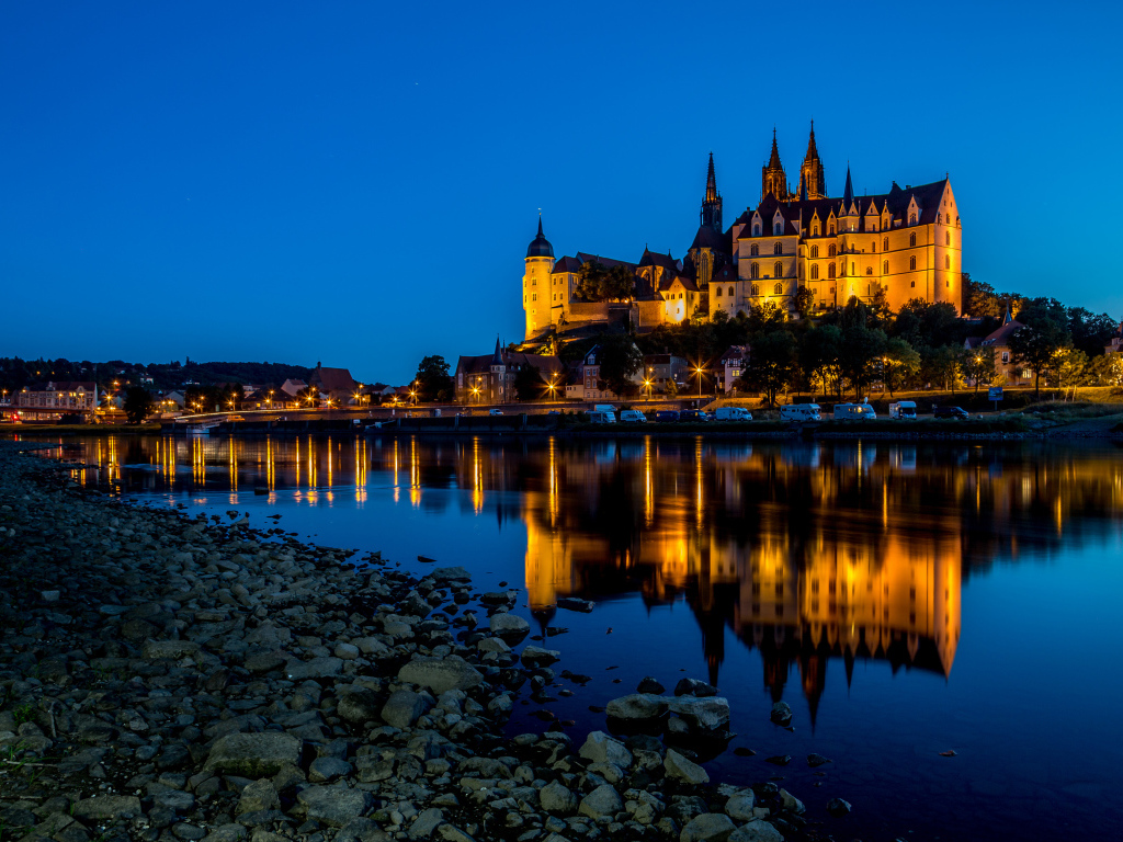 Вечерние огни замка Альбрехтсбург отражаются в воде, город Мейсен, Германия