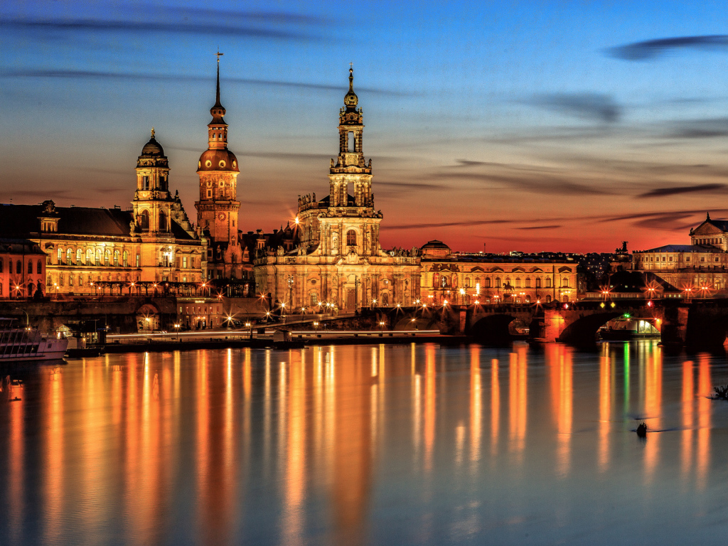 Собор Хофкирхе вечером, Дрезден. Германия 