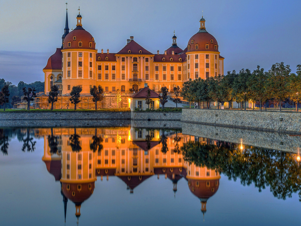 Замок Морицбург отражается в воде.  Германия 