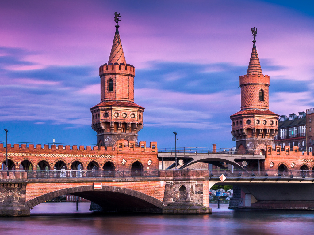 Красный старинный  мост Обербаумбрюкке, Берлин. Германия 