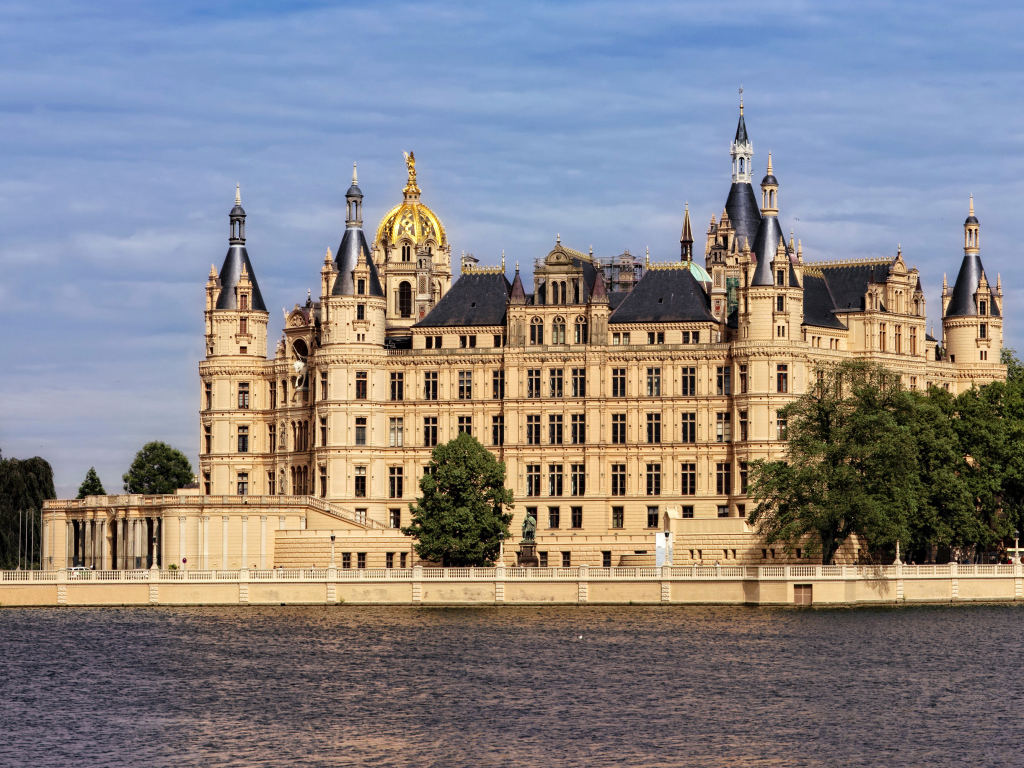 Шверинский замок у озера, Германия  