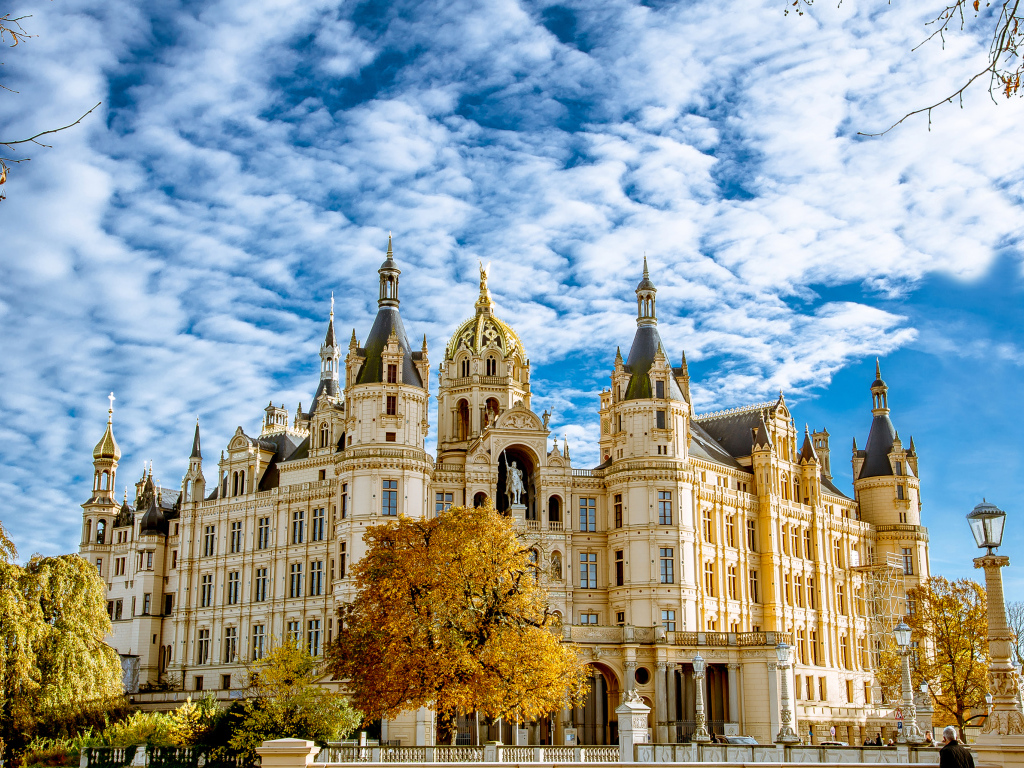 Замок Шверин под красивым голубым небом осенью, Германия