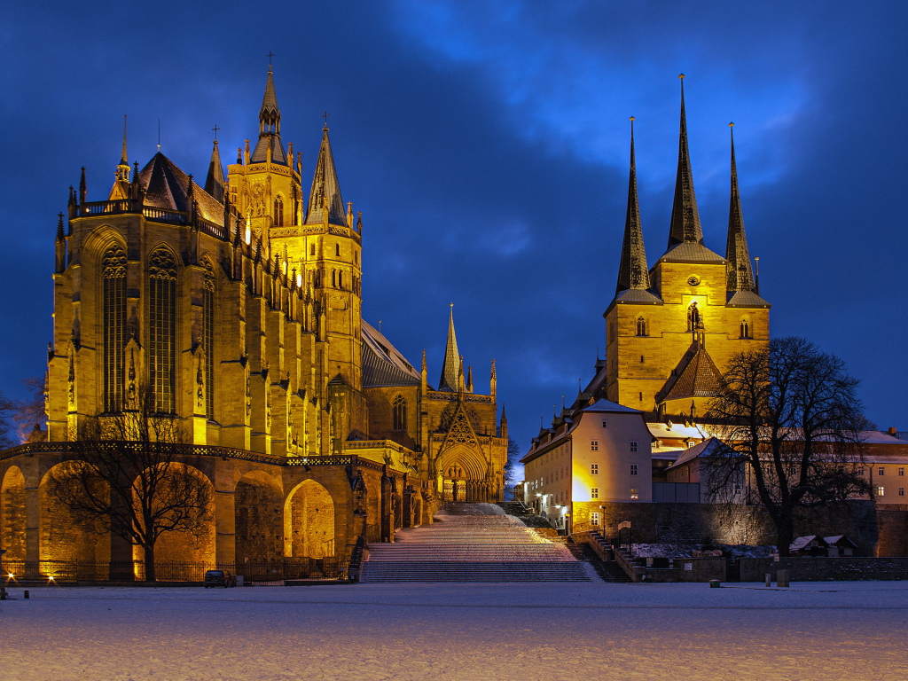 Католическая церковь в Эрфурте вечером, Германия 