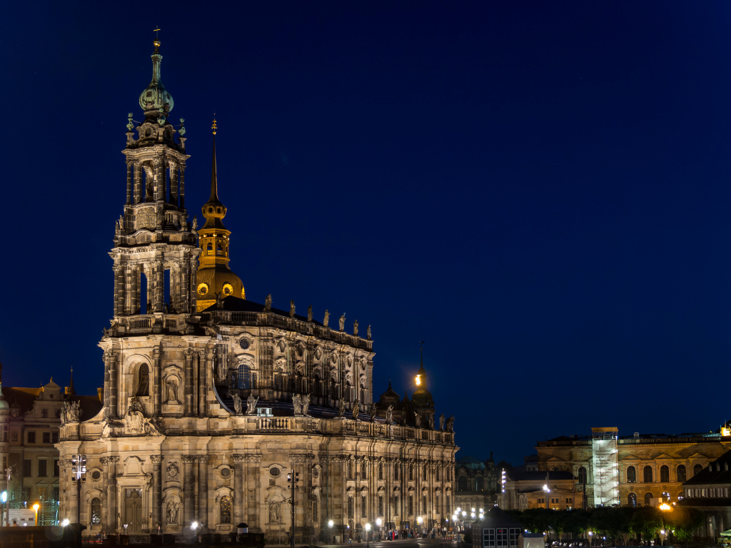 Старинный собор Хофкирхе ночью, Дрезден. Германия