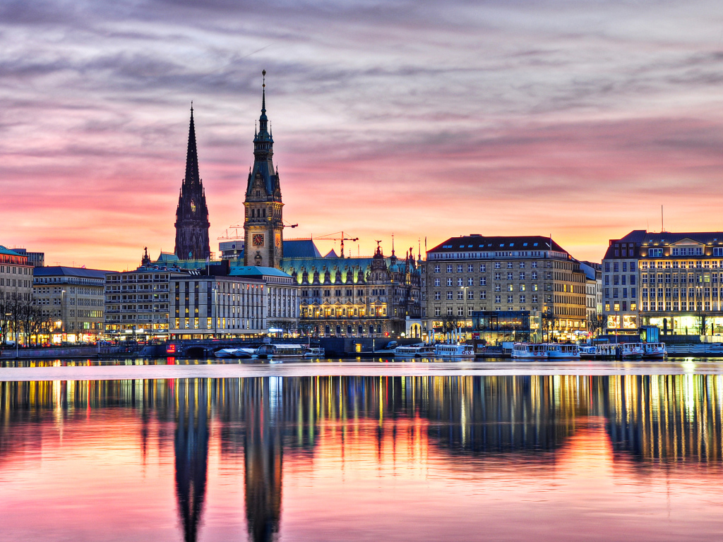Здания вечернего города Гамбург отражаются в реке,  Германия 