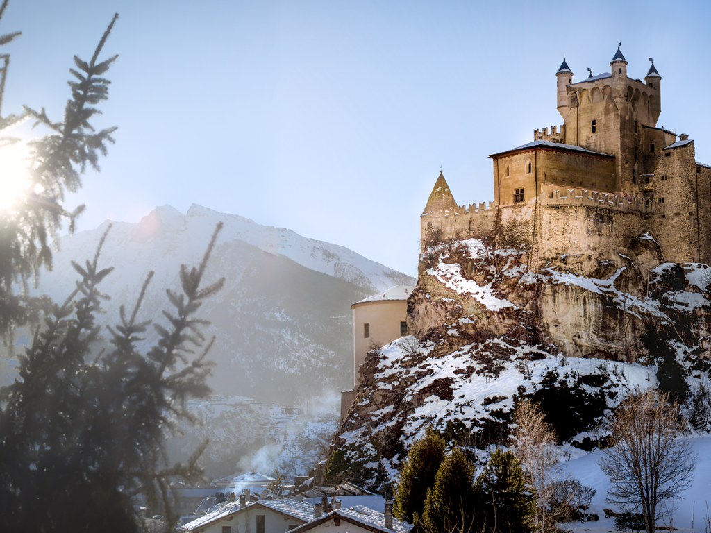Старинный заснеженный замок Castello di Saint-Pierre, Италия 