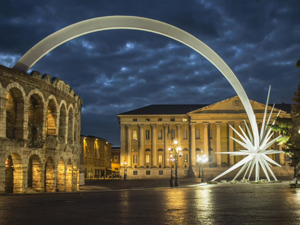 Ночная улица в Вероне, Италия