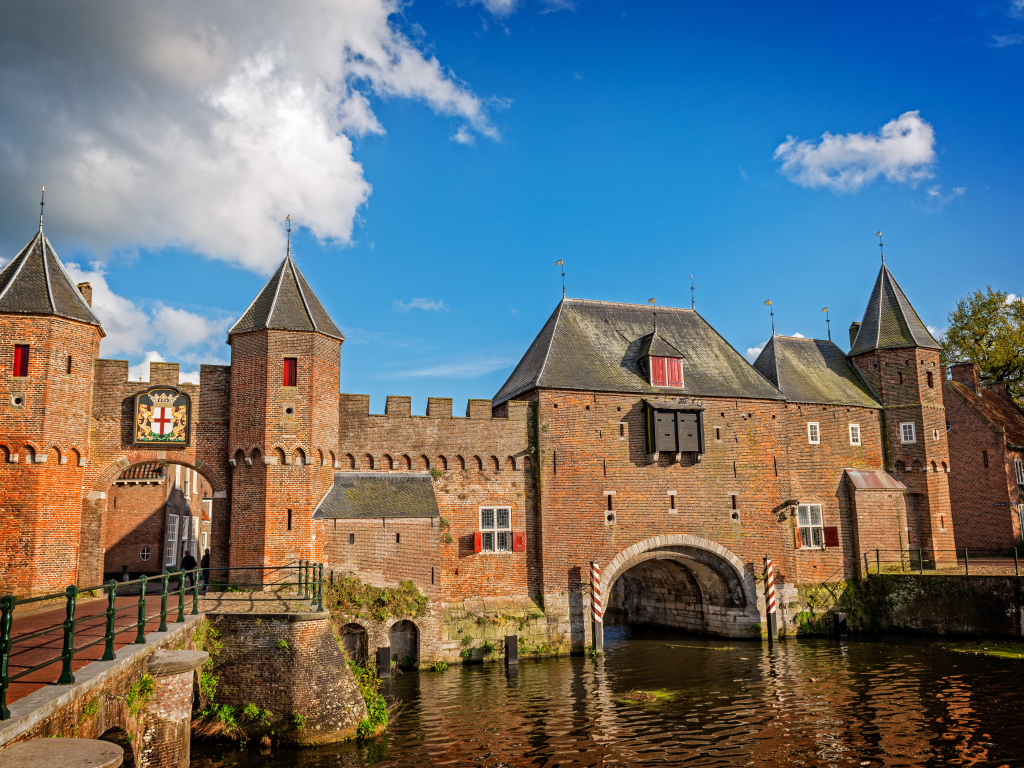 Каменные стены города Амерсфорт у воды, Нидерланды