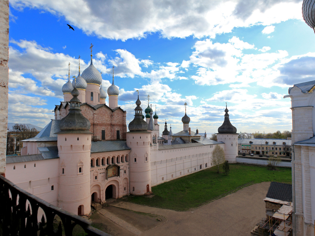 Вид на ростовский кремль под красивым небом, Россия