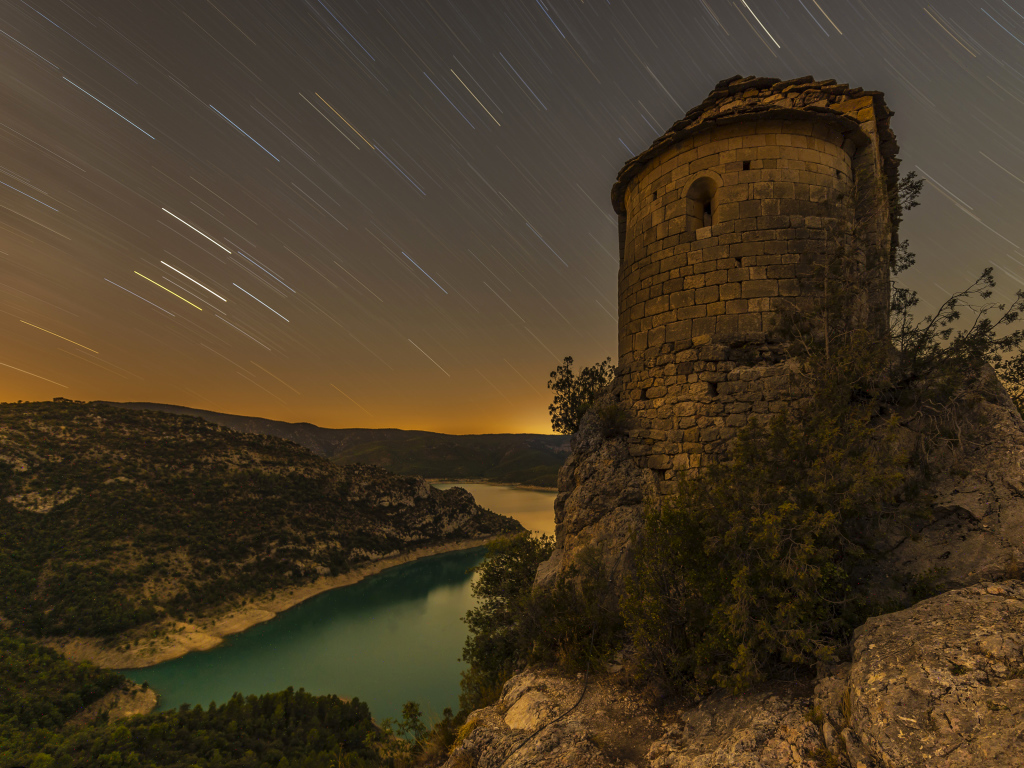 Ночной звездопад в небе над церковью La Pertusa, Испания
