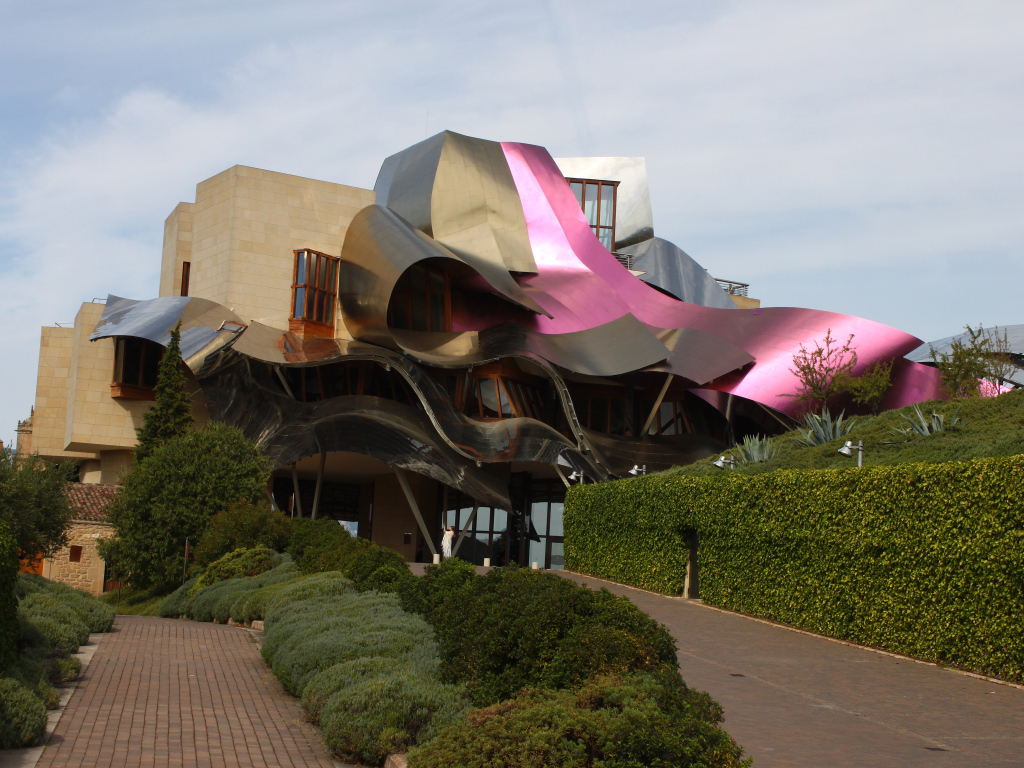 Необычное красивое здание отеля «Маркес де Рискаль», Испания