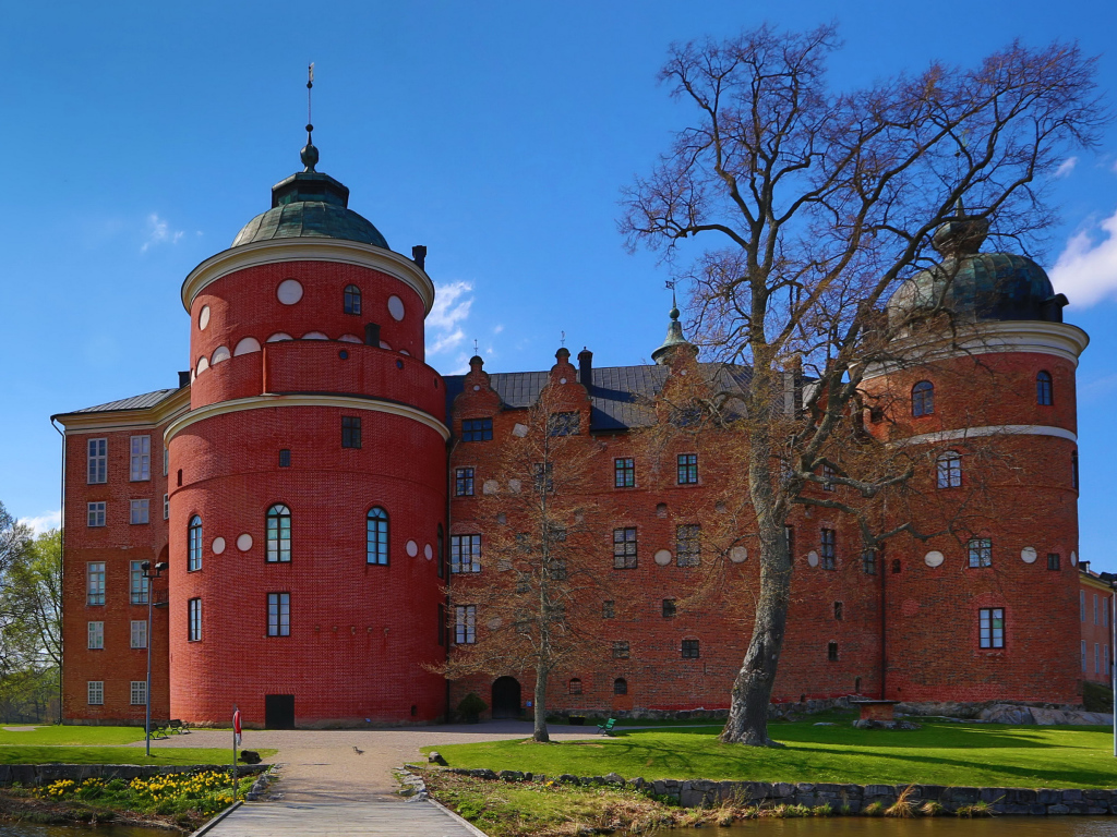 Замок Грипсхольм под голубым небом, Швеция